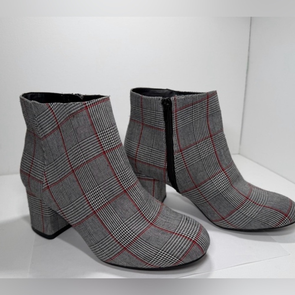 Kelly and Katie Plaid Booties Woman’s 6.5